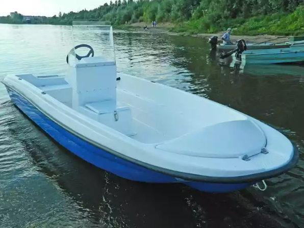Стеклопластиковая лодка Пингвин с консолью (тримаран) в Новокуйбышевске
