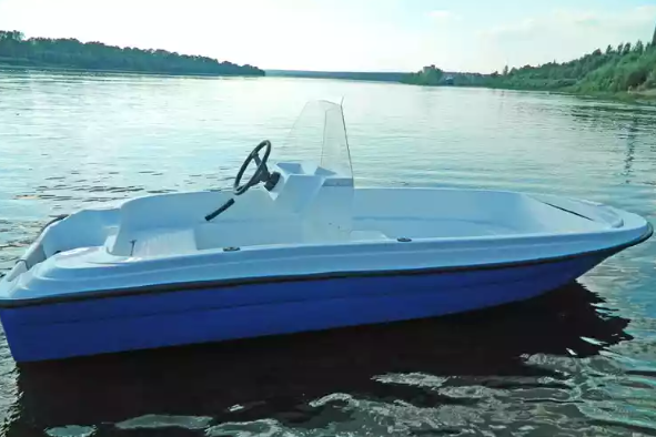Стеклопластиковая лодка Пингвин с консолью (тримаран) в Новокуйбышевске